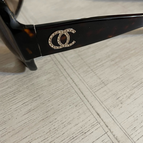 Oleg Cassini sunglasses. - Picture 3 of 7